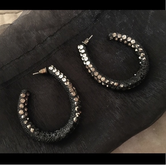 Jewelry - ❌SOLD❌ 🍁🍁 Two tone rhinestone earrings